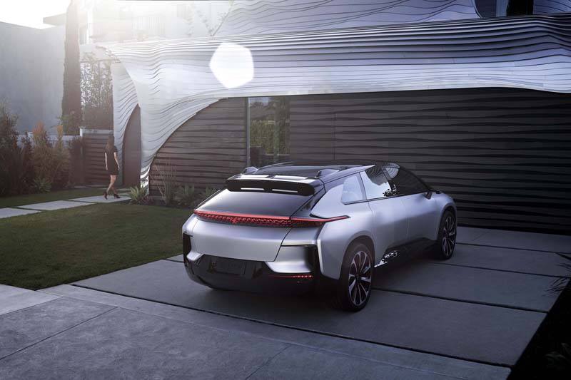 ff91-coche-electrico-SUV-faraday_trasera-casa
