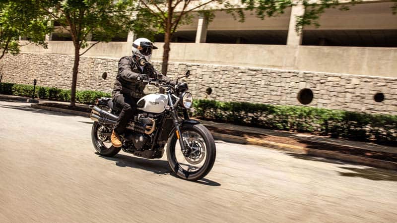 triumph-street-scrambler-movimiento-ciudad