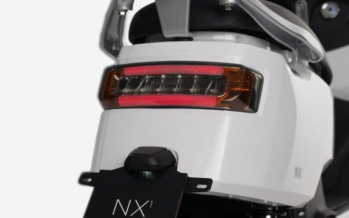 Scooter-electrica_NEXT-NX1_color-blanco_trasera-respaldo