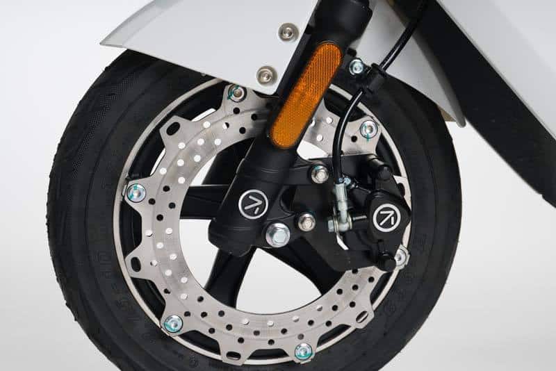 Scooter-electrica_NEXT-NX1_color-blanco-frenos-disco-delanteros