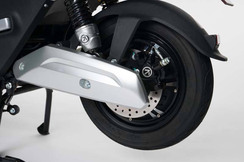Scooter-electrica_NEXT-NX1_color-blanco-frenos-disco-traseros