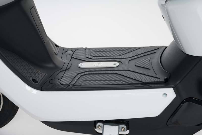 Scooter-electrica_NEXT-NX1_color-blanco-compartimento-bateria
