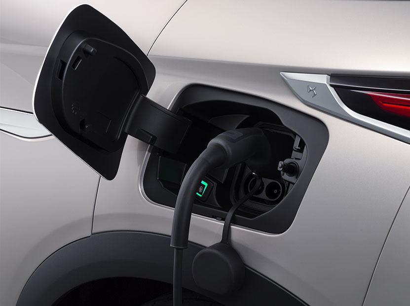 DS-3-Crossback-E-Tense_puerto-carga-conector-cargando