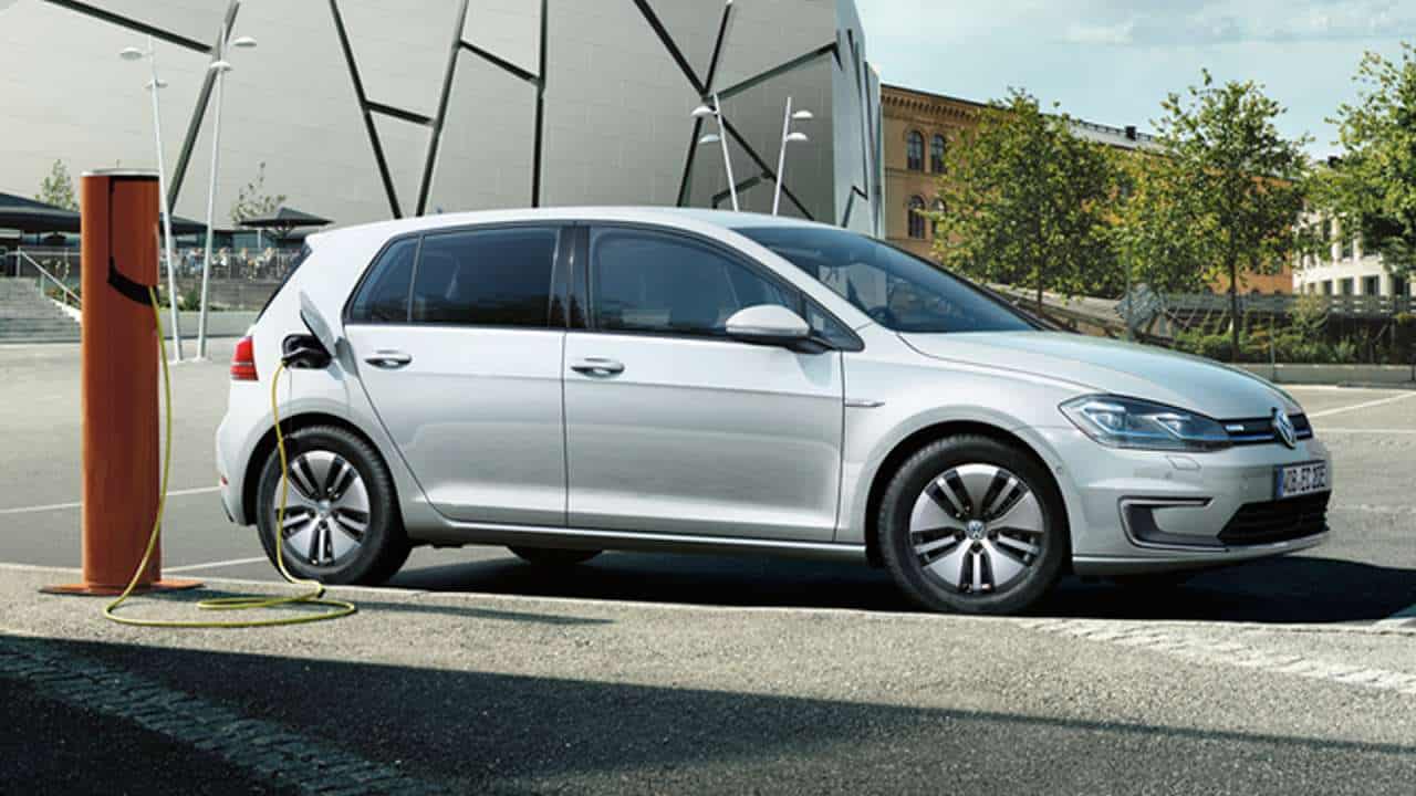 volkswagen-e_golf-cargando