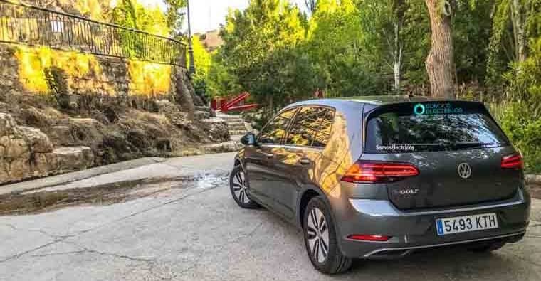 volkswagen-e_golf-trasera-parque