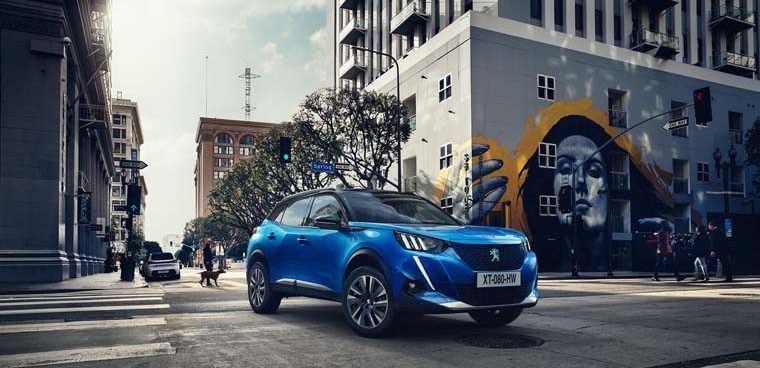 Peugeot-e_2008-suv-color-azul-lateral-frontal
