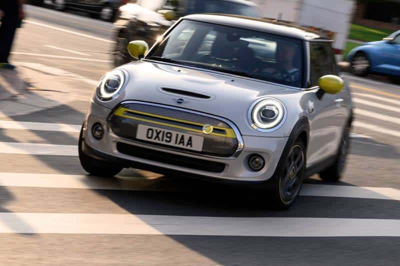 Mini-Electric-SE_movimiento-curva-ciudad