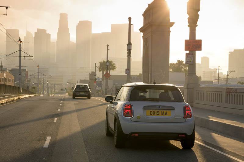 Mini-Electric-SE_movimiento-trasera-puente