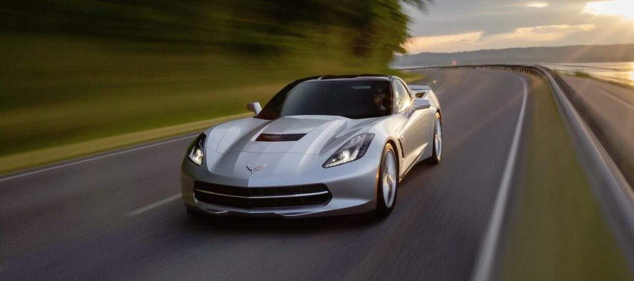 Chevrolet-Corvette-Stingray-2020-combustion-frontal-gris