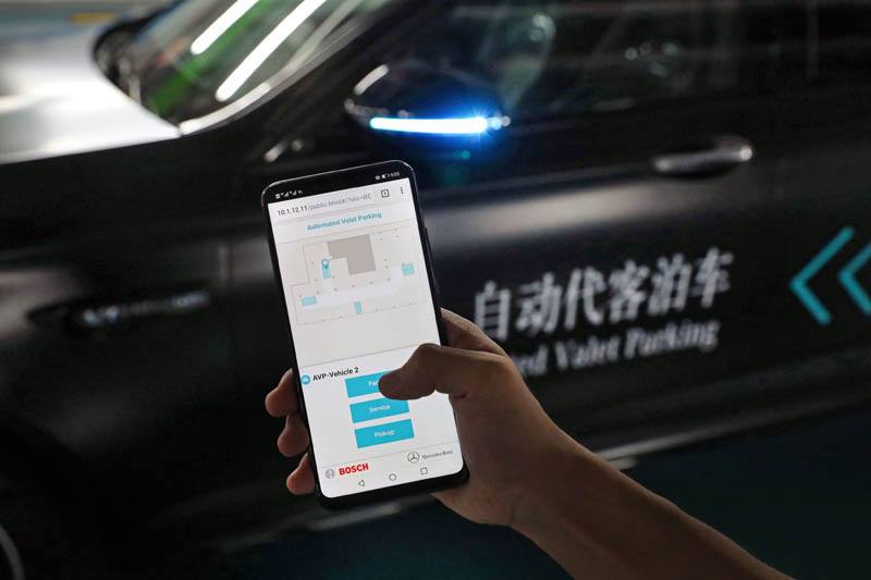 servicio-aparcamiento-autonomo-daimler-bosch-smartphone