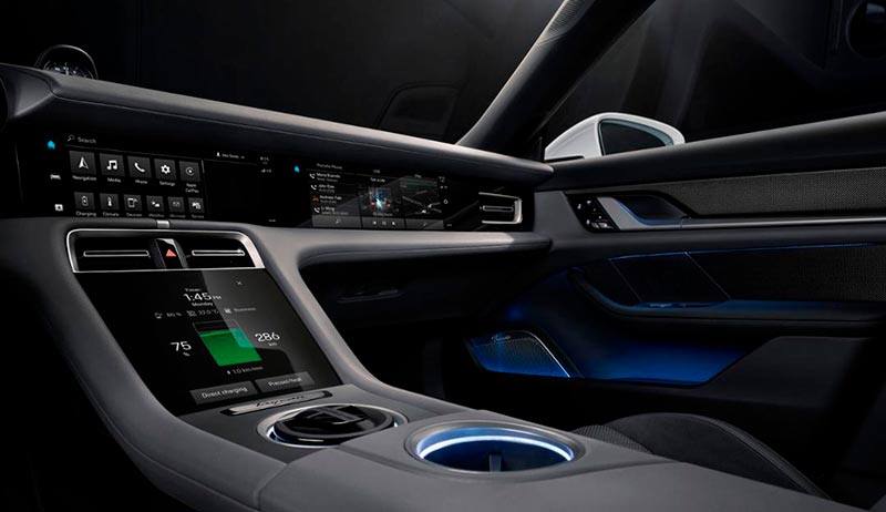 Interior del Porsche Taycan, detalles de las pantallas centrales, multimedia y del acompañante