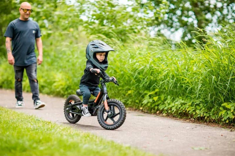 Uso de la bicicleta eléctrica de Harley Davidson, IRONe12 para niños