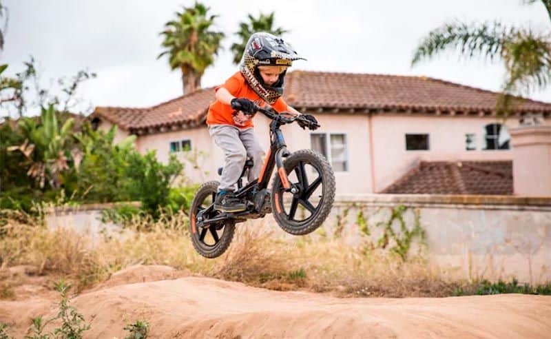 Niño usando la bicicleta eléctrica IRONe16 de Harley Davidson