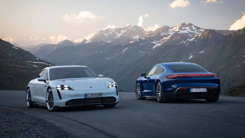Foto de un Porsche Taycan blanco y azul