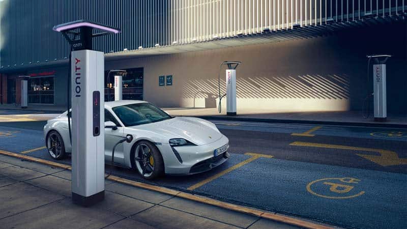 Porsche Taycan cargando en red Ionity