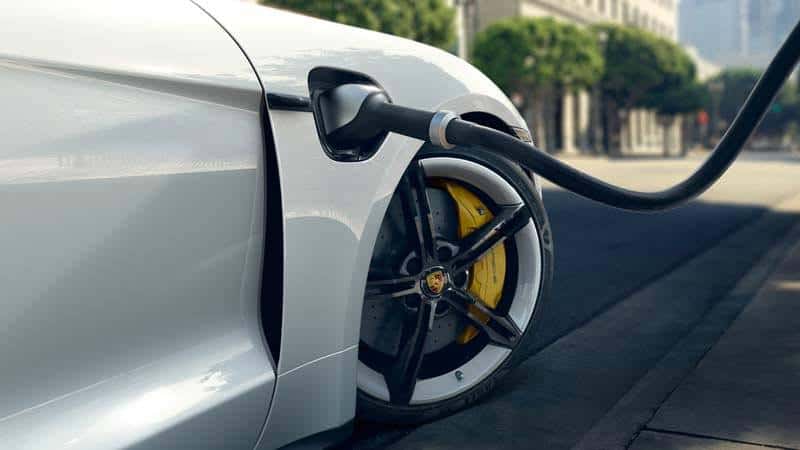 Detalle del conector de carga del Porsche Taycan