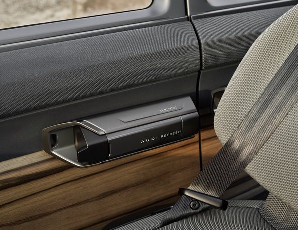 Audi-AI_TRAIL-quattro_linterna-interior-puerta-imantada