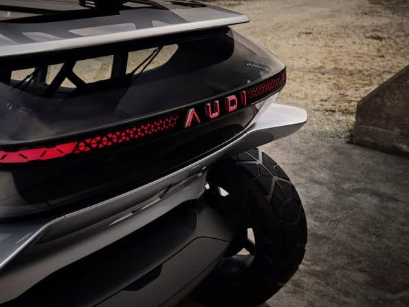 Audi-AI_TRAIL-quattro_trasera-insignia