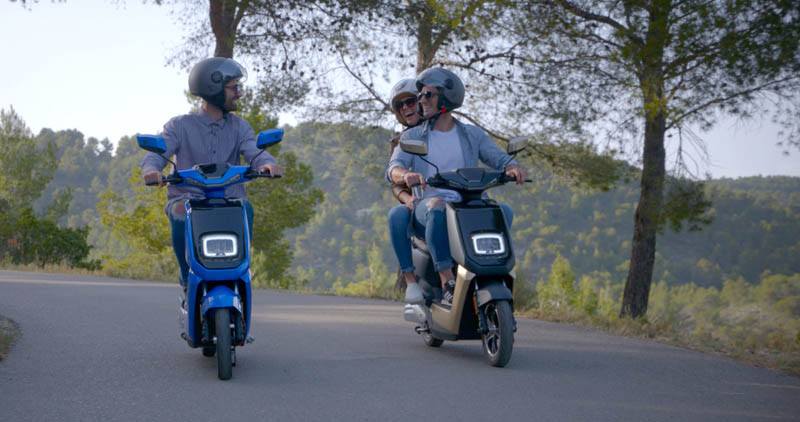 NEXT-NX1-scooter-electrica-dos-colores-tres-ocupantes