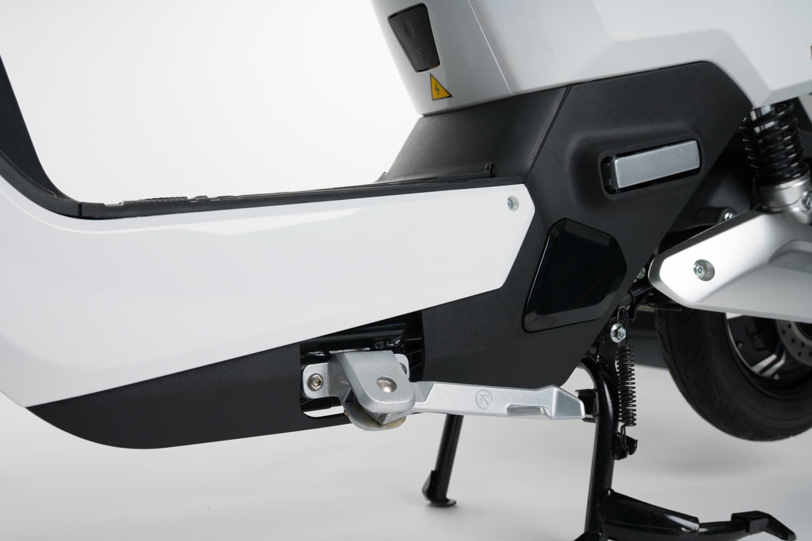 NEXT-NX1-scooter-electrica-pata-lateral