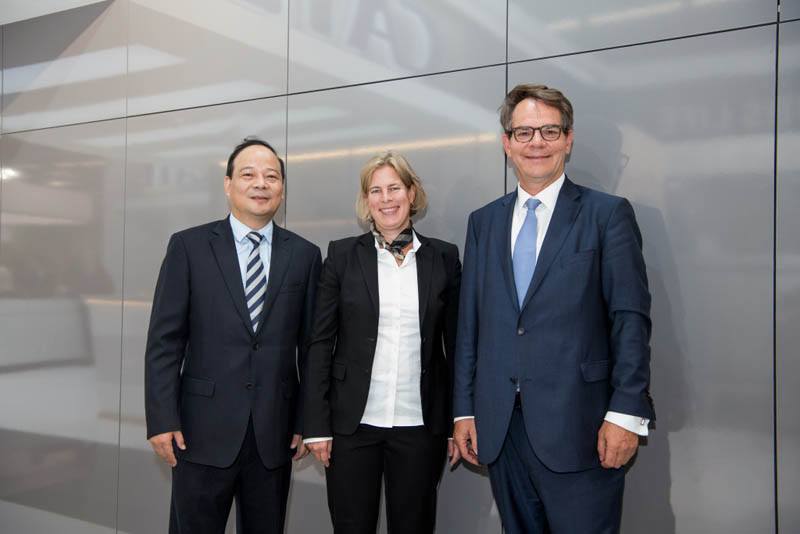 Robin-Zeng_fundador-CEO-CATL__Gesa-Reimelt_director_grupo_e-mobility__Frank-Reintjes_director-ingenieria-transmision-e-movilidad-daimler.