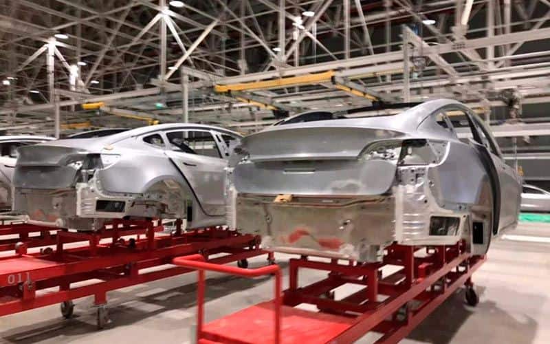 Chasis y estructura del Tesla Model 3 en la Gigafactory 3 de China