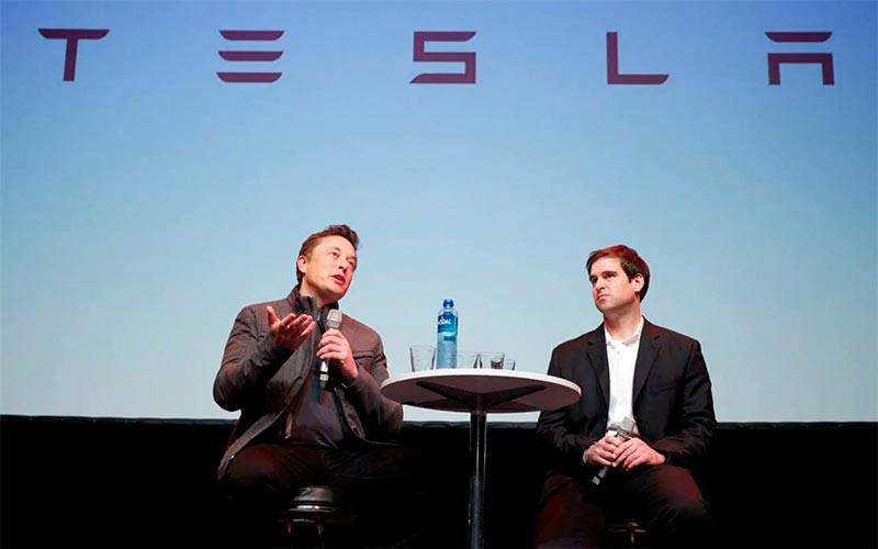 Foto donde aparecen los fundadores de Tesla, Elon Musk y JB Straubel en una charla sobre Tesla