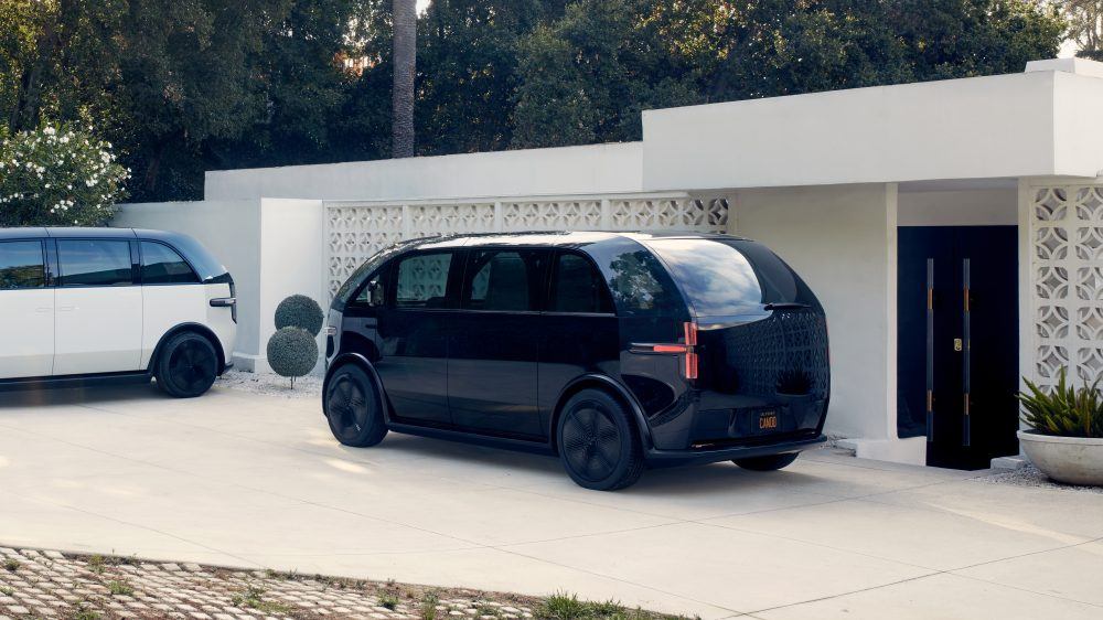 canoo-vehiculo-electrico_color-negro-trasera