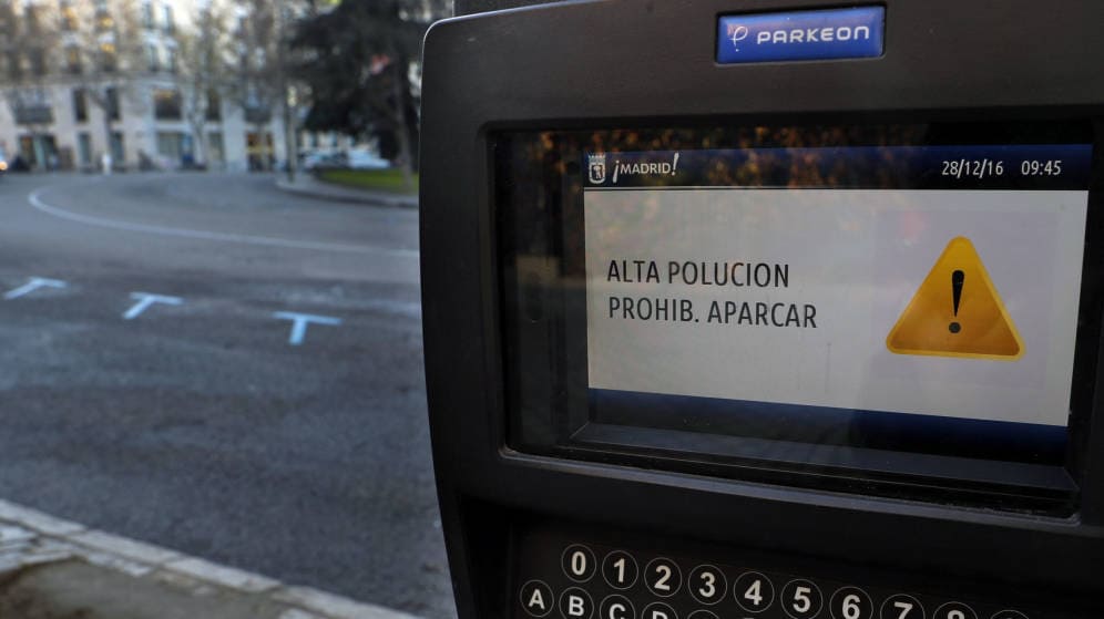 aviso-polucion-prohibido-aparcar