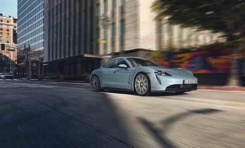 Porsche-Taycan-4S_movimiento-lateral