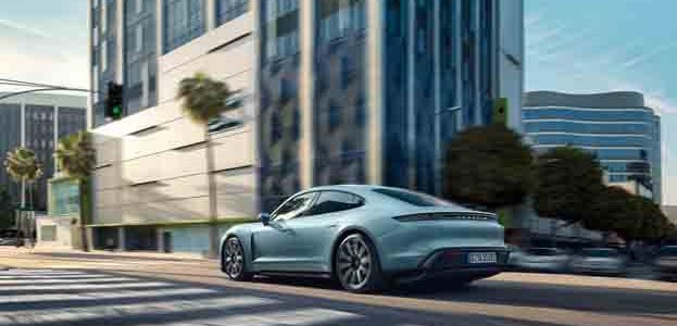 Porsche-Taycan-4S_movimiento-trasera