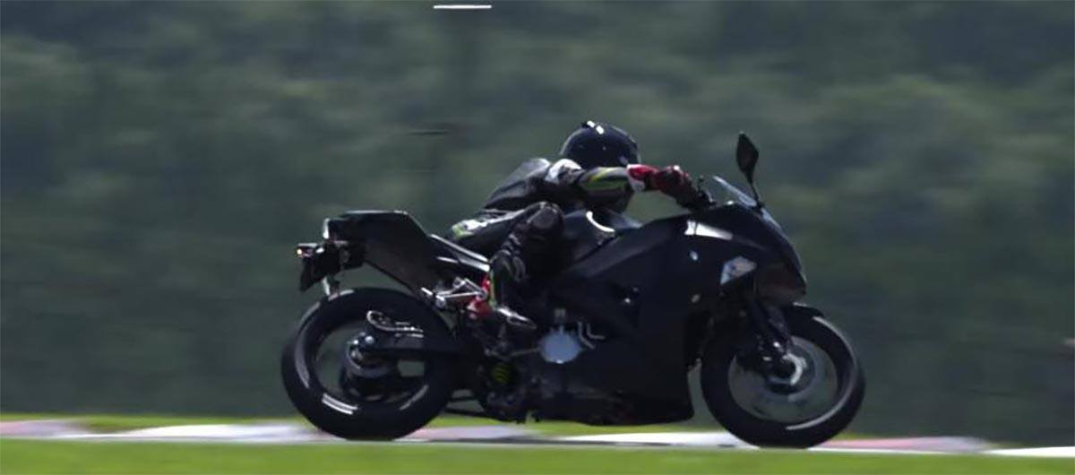 Foto de la moto eléctrica de Kawasaki en circuito