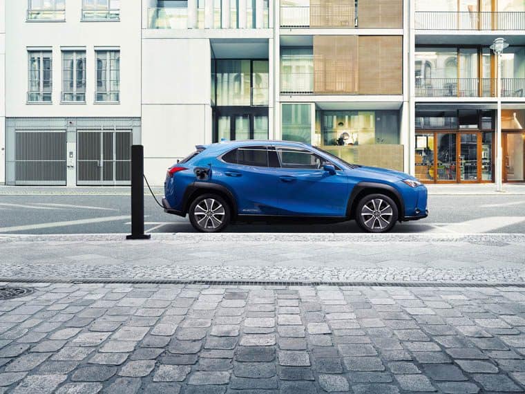 Lexus-UX-300e-electrico_cargando