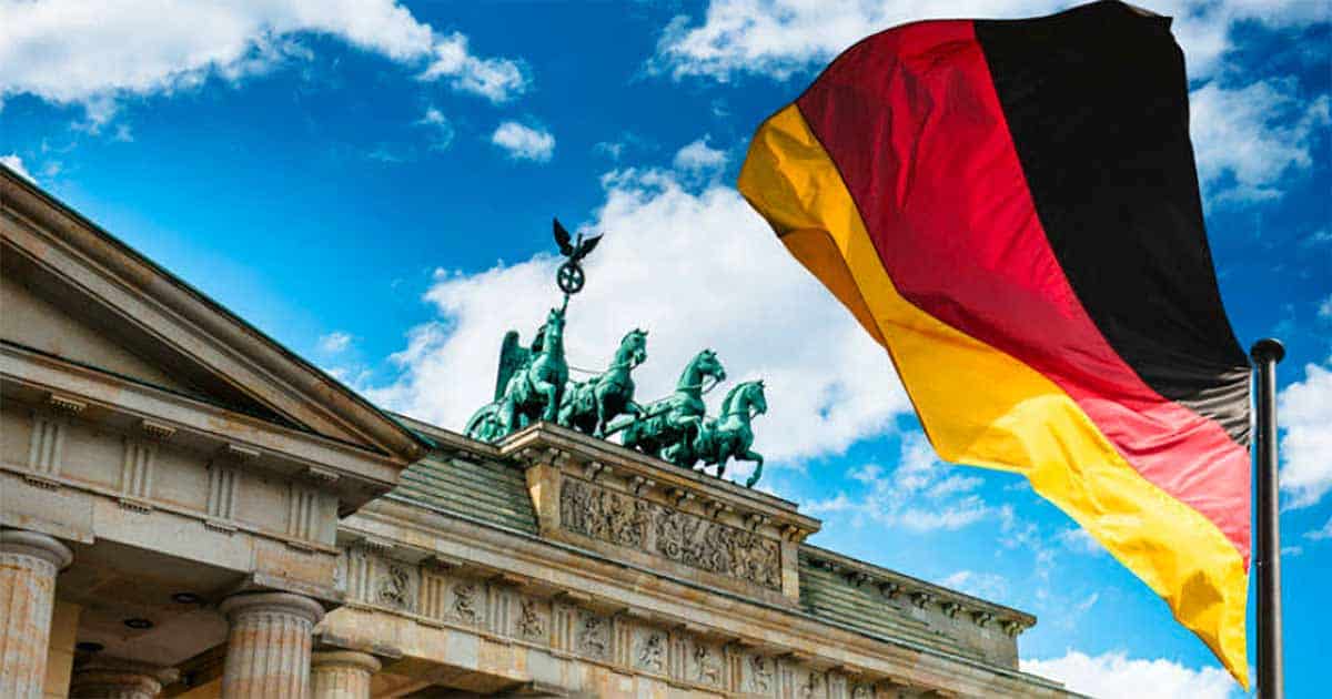 Bandera de Alemania delante de un monumento