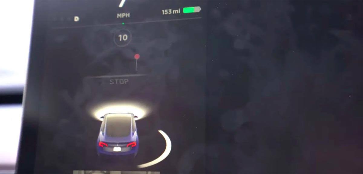Visualización en pantalla de la señal de Stop con el Autopilot de un Tesla Model 3