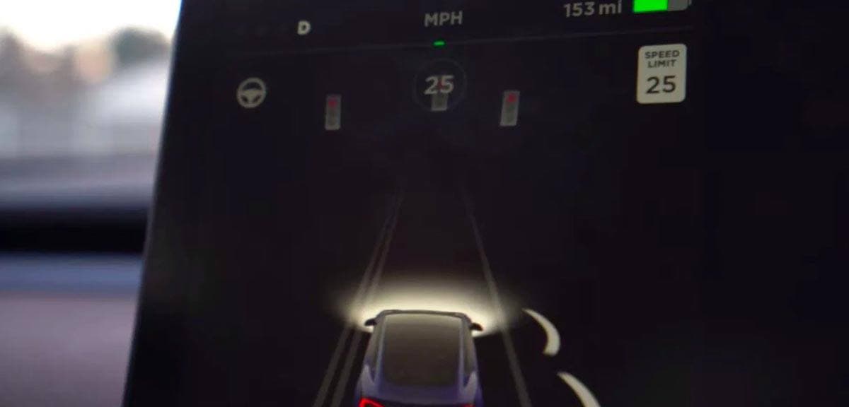 Visualización de un semáforo con el nuevo Autopilot de un Tesla Model 3