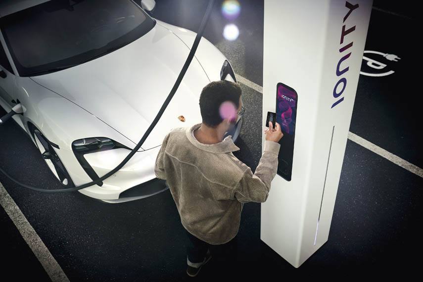 ionity-cargando-porsche-taycan