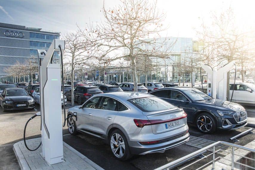 Audi_e-tron_Sportback_55_quattro_cargando-trasera