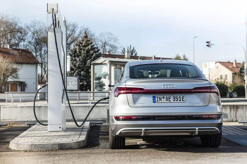 Audi_e-tron_Sportback_55_quattro_cargando-trasera2