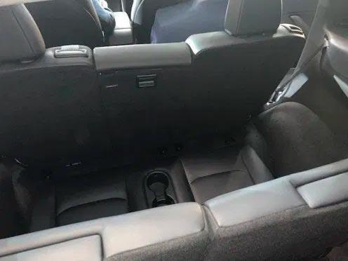 Foto de la tercera fila de asientos en el Tesla Model Y
