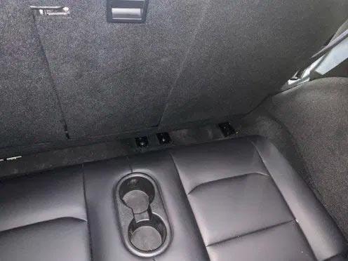 Foto del hueco de la tercera fila en el Tesla Model Y