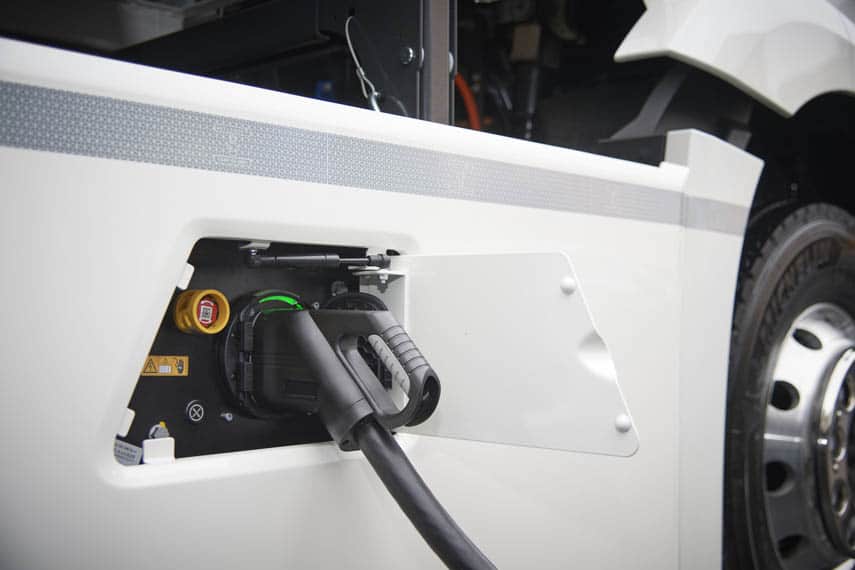 camion-electrico-Daimler-cargando