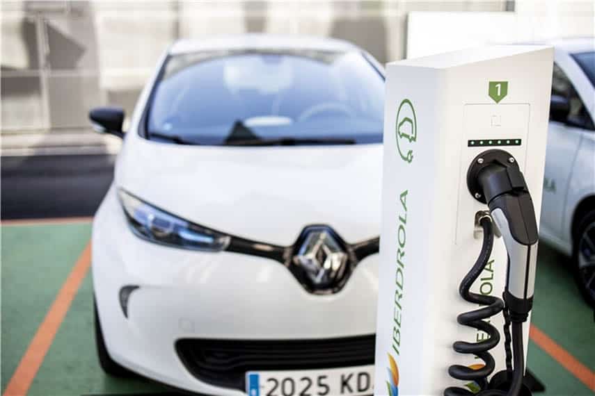 iberdrola-coche-electrico-cargando_2