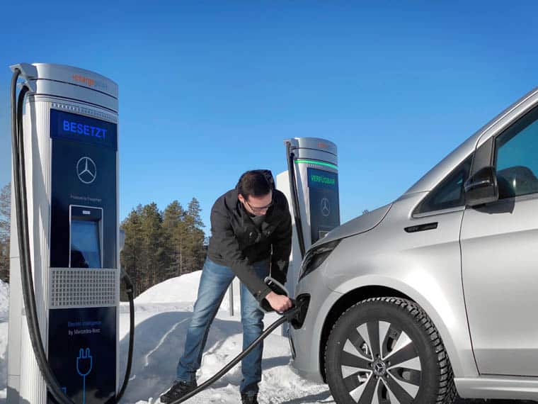 mercedes-benz-eqv_pruebas-invernales-ciruclo-polar-artico_cargando