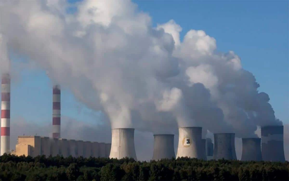 Foto de una central eléctrica de carbón en funcionamiento.