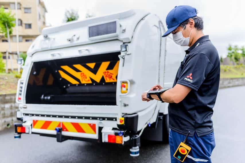 Fuso-eCanter-camion-basura-seguimiento-operario