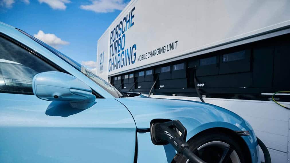 Porsche-Turbo-Charging_estacion-carga-movil_taycan.cargando