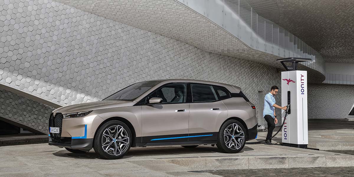 bmw-ix-cargando