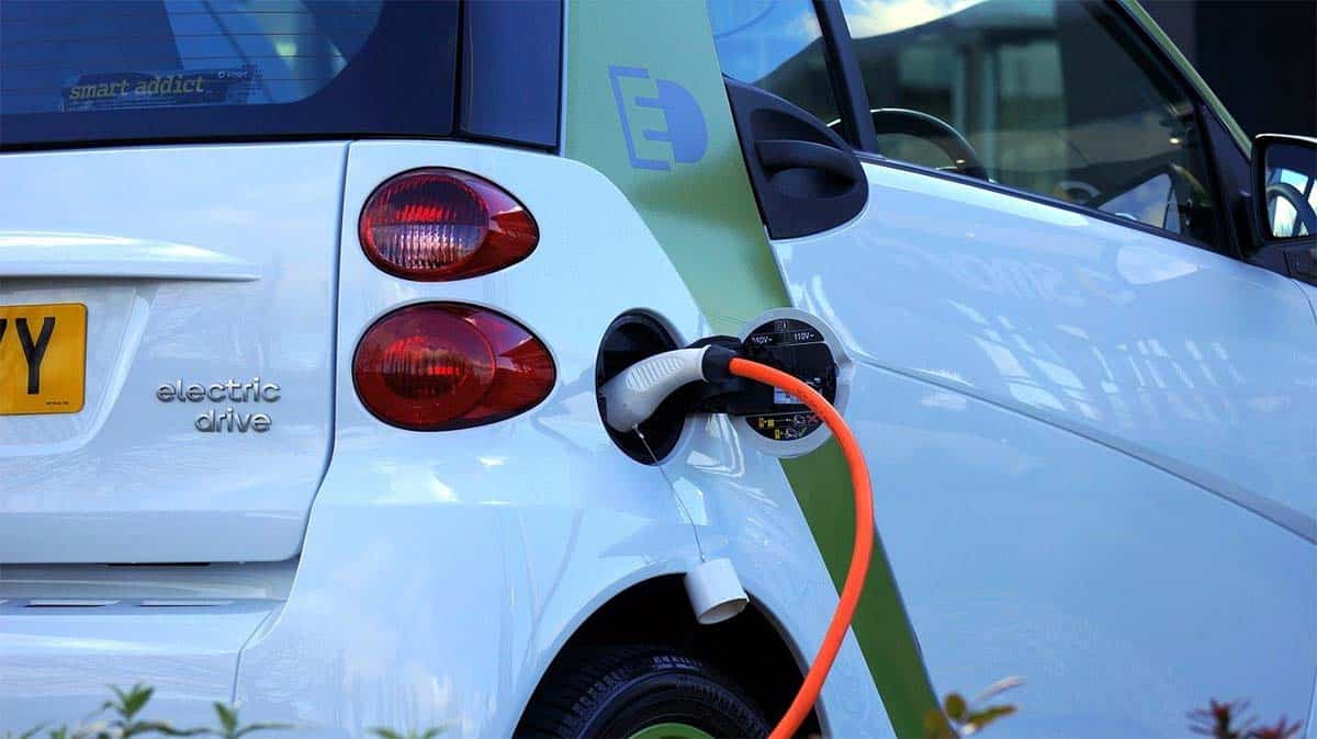 coche-electrico-cargando