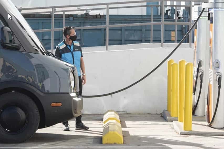 furgoneta-electrica-rivian-para-amazon_primeras-pruebas_reparto_los_angeles-cargando